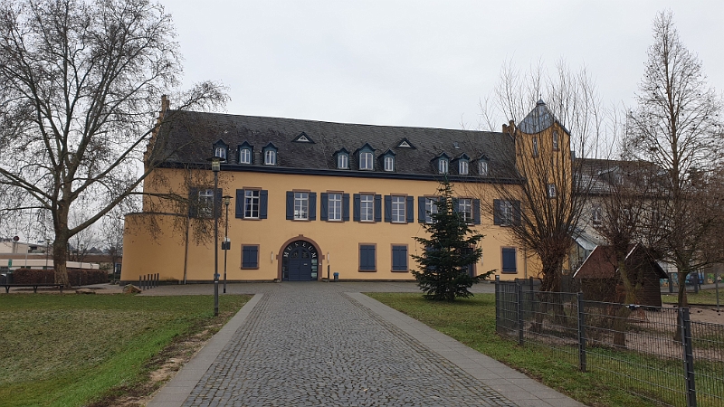 20191231_122302.jpg - Im ehemaligen Schloss Ardeck befindet sich heute u.a. das Rheinhessische Fahrradmuseum.